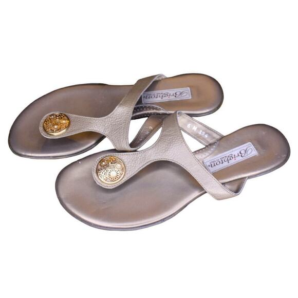 Brighton Pansy Sandal Thong Flip Flop Gold Leather Metal Medallion Size 6M - Picture 3 of 6